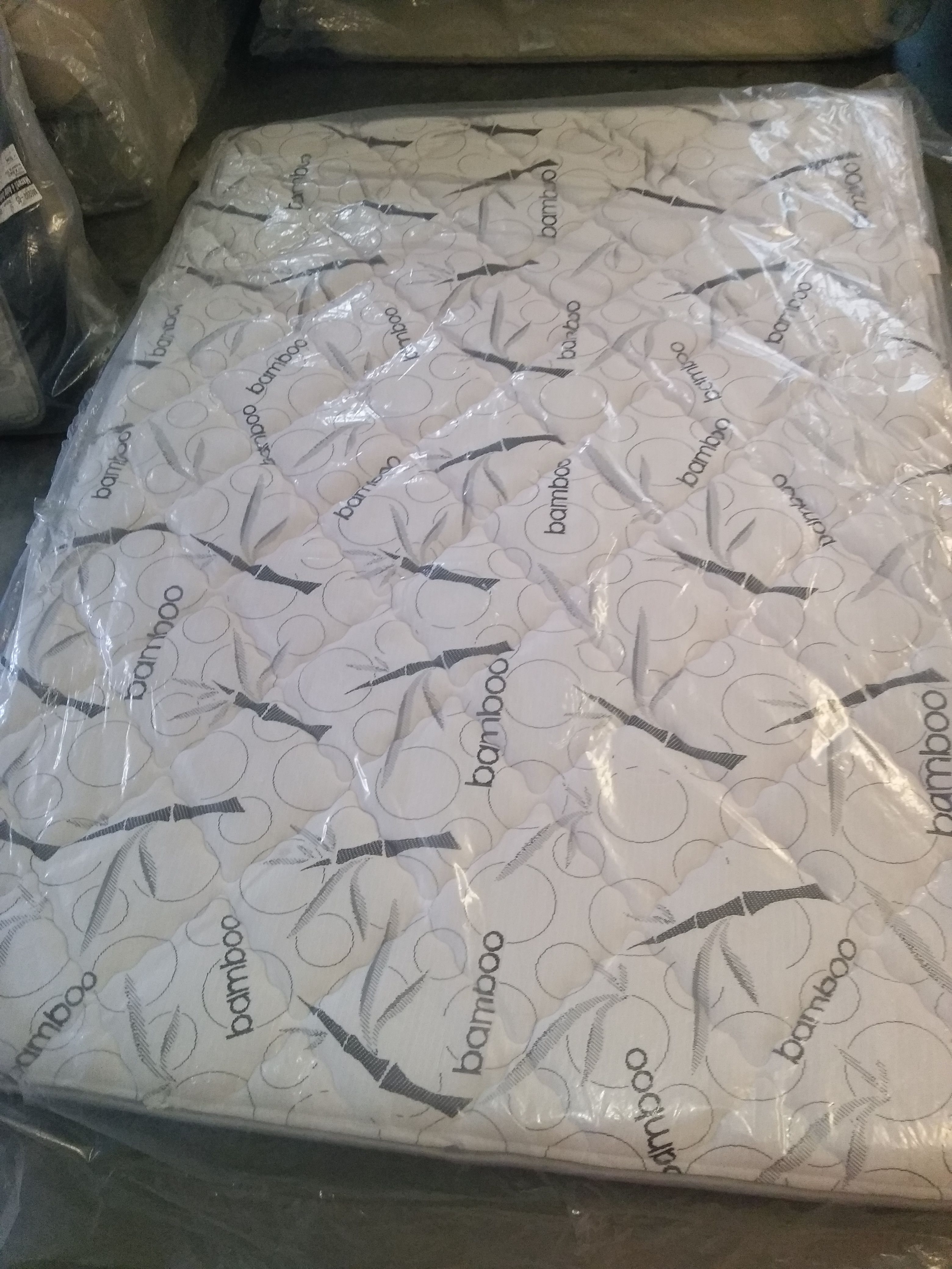 New Maxwell and Ashby Black Dahlia Plush Queen Mattress