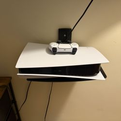 PlayStation 5 Counsle With One Controller 