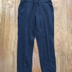 Lululemon  Size 0-2  Black  3/4 joggers ( 31 Inch Long)