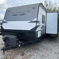 Pioneer 2021 Private Four Bunk Room With Front Queen Bed Sofa Dinette, Nice No Leaks Awning Air-Conditioning Must See