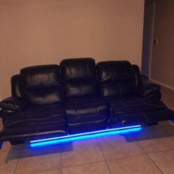 BLACK LEATHER RECLINER COUCH!! EXCELLENT SHAPE!!