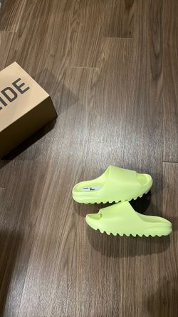 Yeezy Slide: Glow Green | 10M