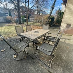 Outdoor Patio Set w. Umbrella