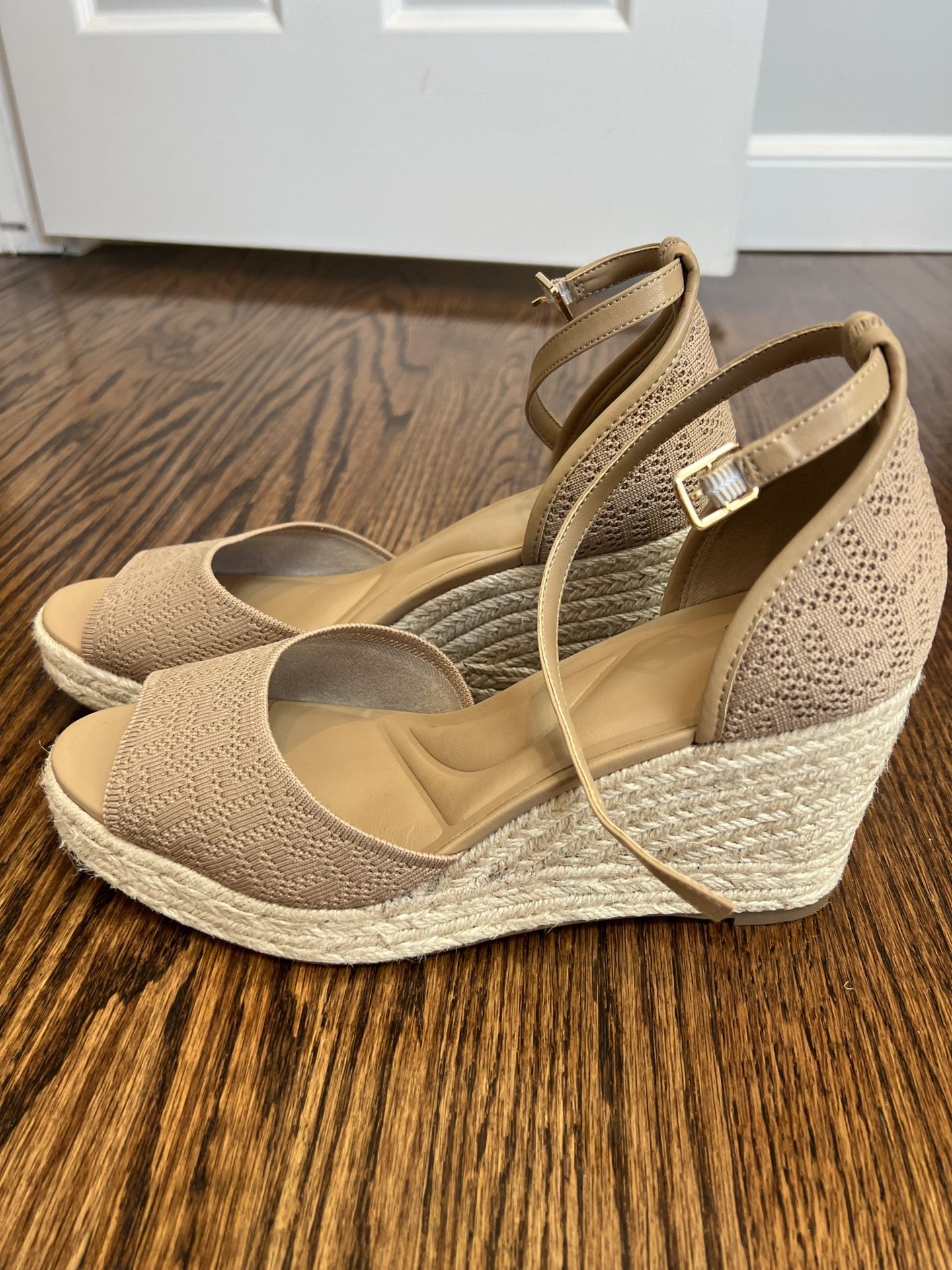 Cost Island Wedge Sandal Sz 10