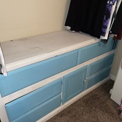 DRESSER! Super Spacious For Great Storage (6 Drawers)