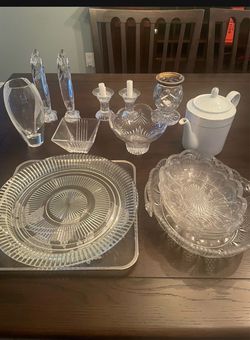 Assorted glass and crystal pieces
