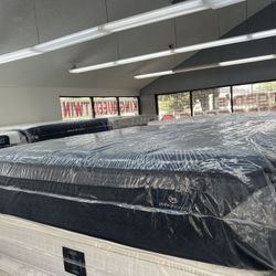 KING SIZE SERTA PERFECT SLEEPER (FIRM) PILLOW TOP MATTRESS & BOX SPRINGS BED SET