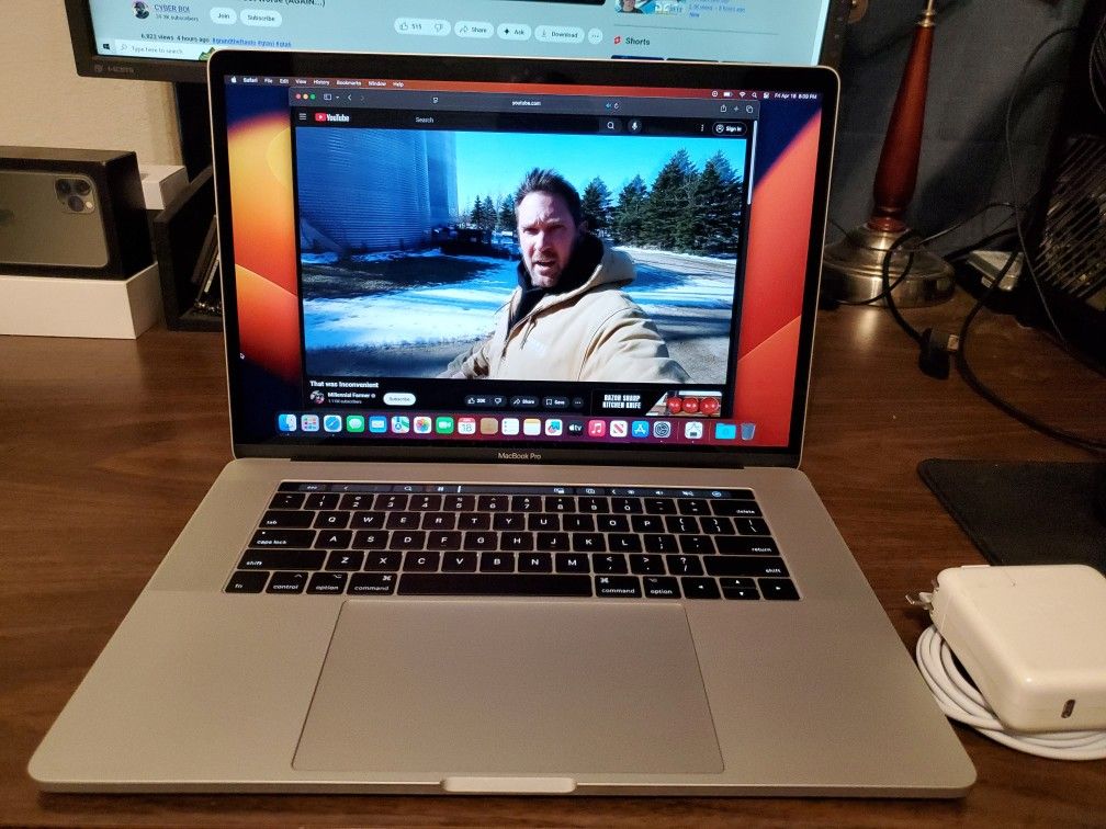 15-inch Apple MacBook Pro. Core i7, Radeon Pro,17