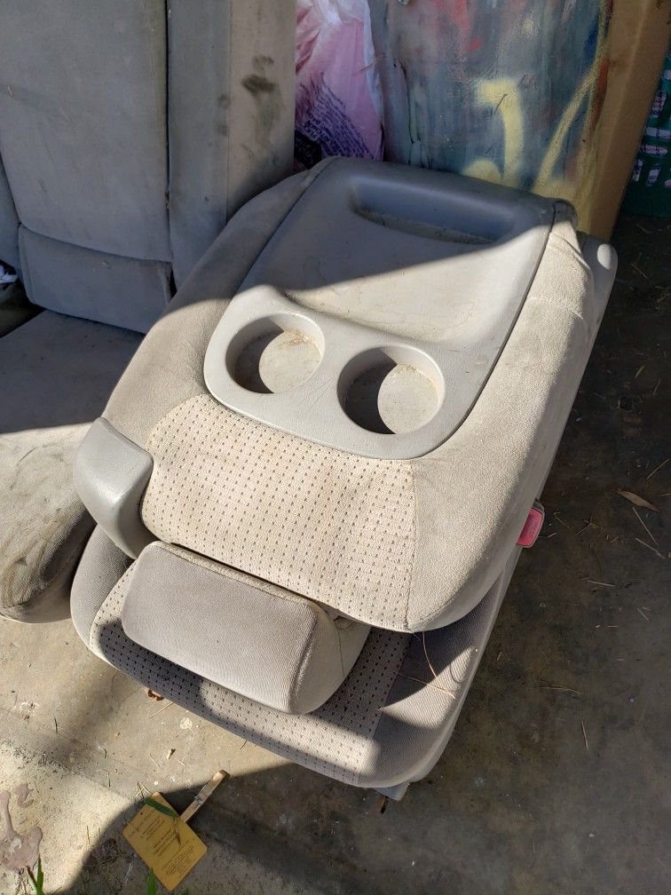 2004 2005 2006 2007 2008 2009  TOYOTA SIENNA 2ND ROW JUMP SEAT TAN 04 05 06 07 08 09