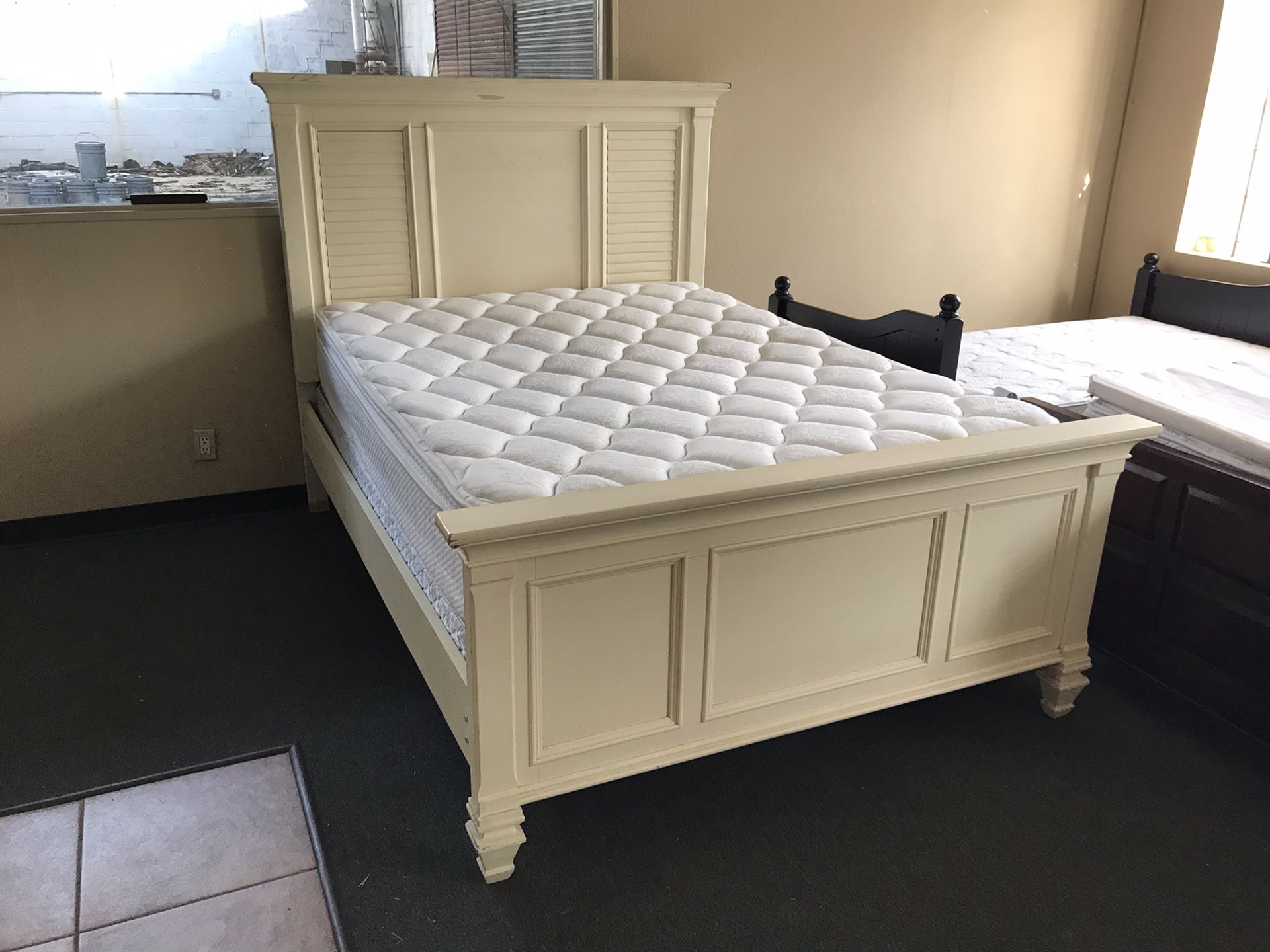 Queen size headboard footboard mattress and box spring🚛🚛 free delivery🚛🚛