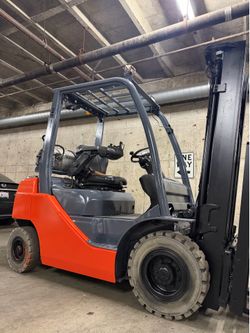 TOYOTA M8,latest model 4500 lb,2 stage, side shift