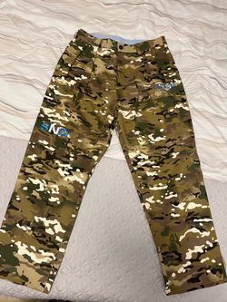 Brand new camo men or women’s SNOWDAY Pants size large