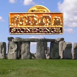 English Heritage 1990s Gold-Tone Stonehenge Souvenir Lapel Pin, 1x0.5”