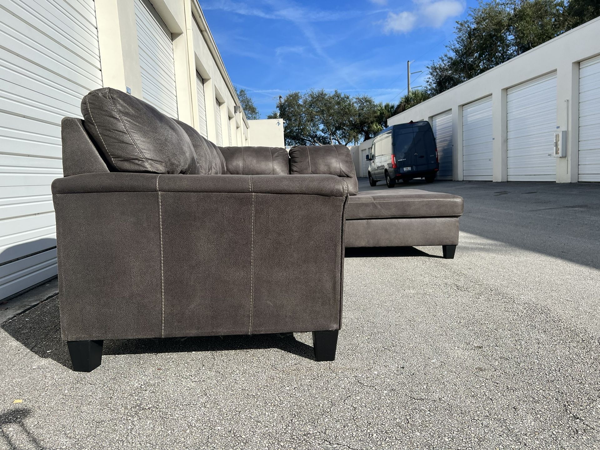 MODERN GRAY SECTIONAL LSHAPE COUCH SOFA IN EXCELLENT CONDITION LIKE