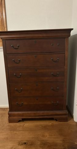 Queen Wood Sleigh Bed. Matching Dresser. Star Furniture