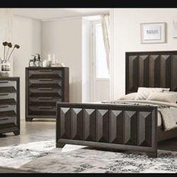 Brand New Elegant Wood Design Queen Set 