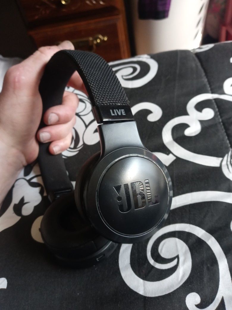 JBL Live 400BT Bluetooth headphones
