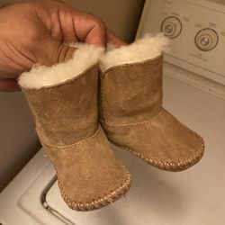 Little Kids UGGS Winter Boots Size 1. (Used)