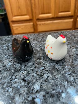 Vintage Ceramic Rooster & Chicken Pair of Salt and Pepper Shakers.  Size approximately 2 1/4 inches tall. Preowned no white spots the lighting is bad 
