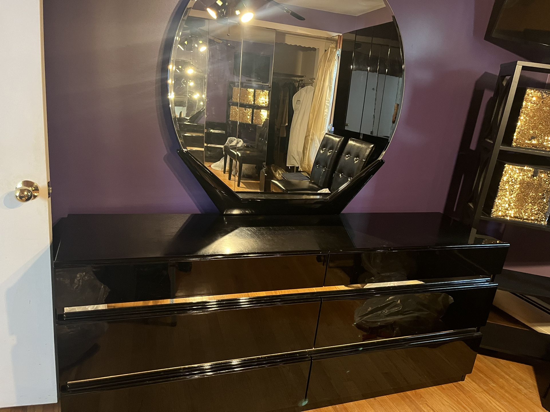 Plaque lacquer dresser