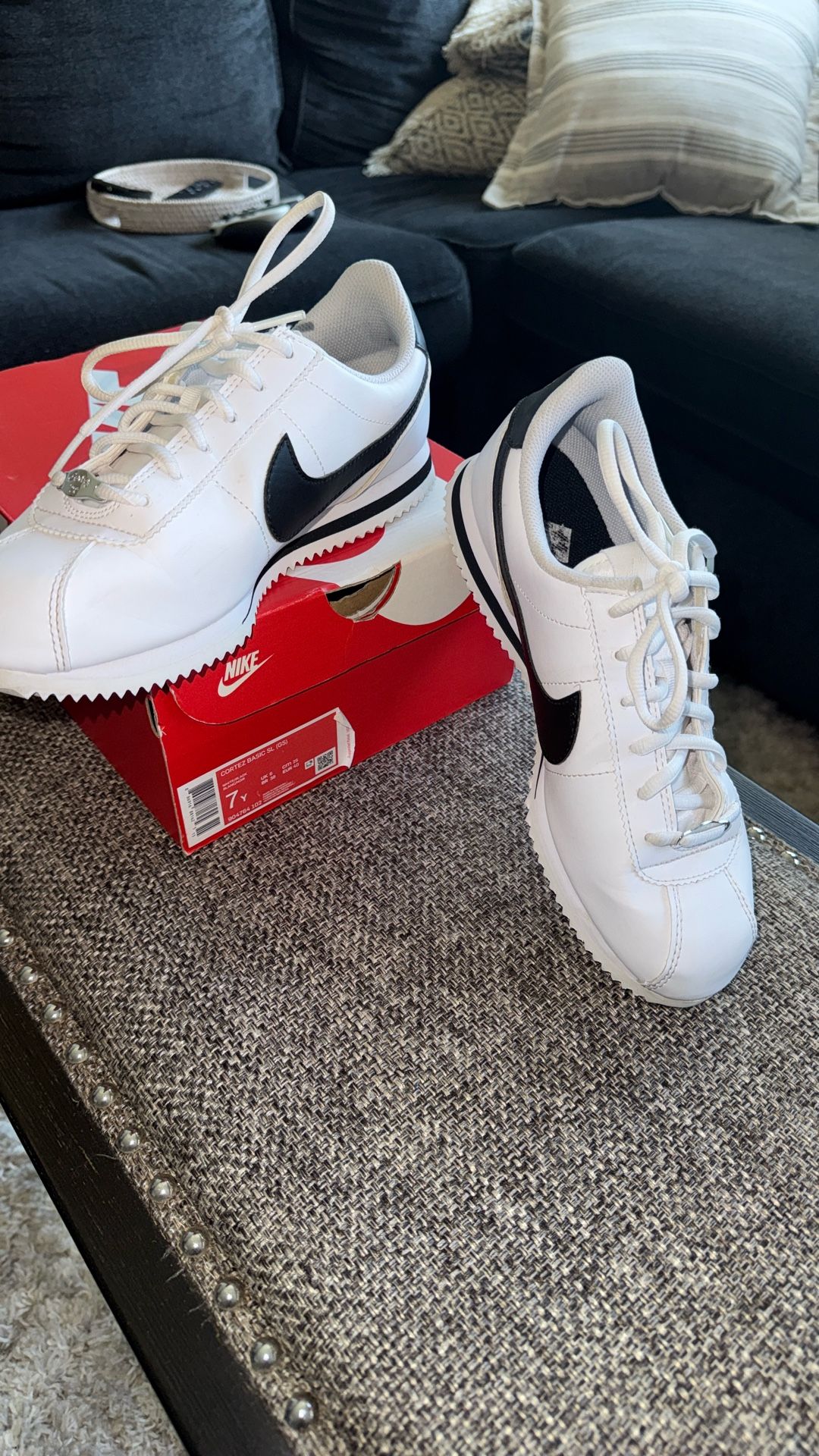 Woman Nike Cortez Size 7 Y