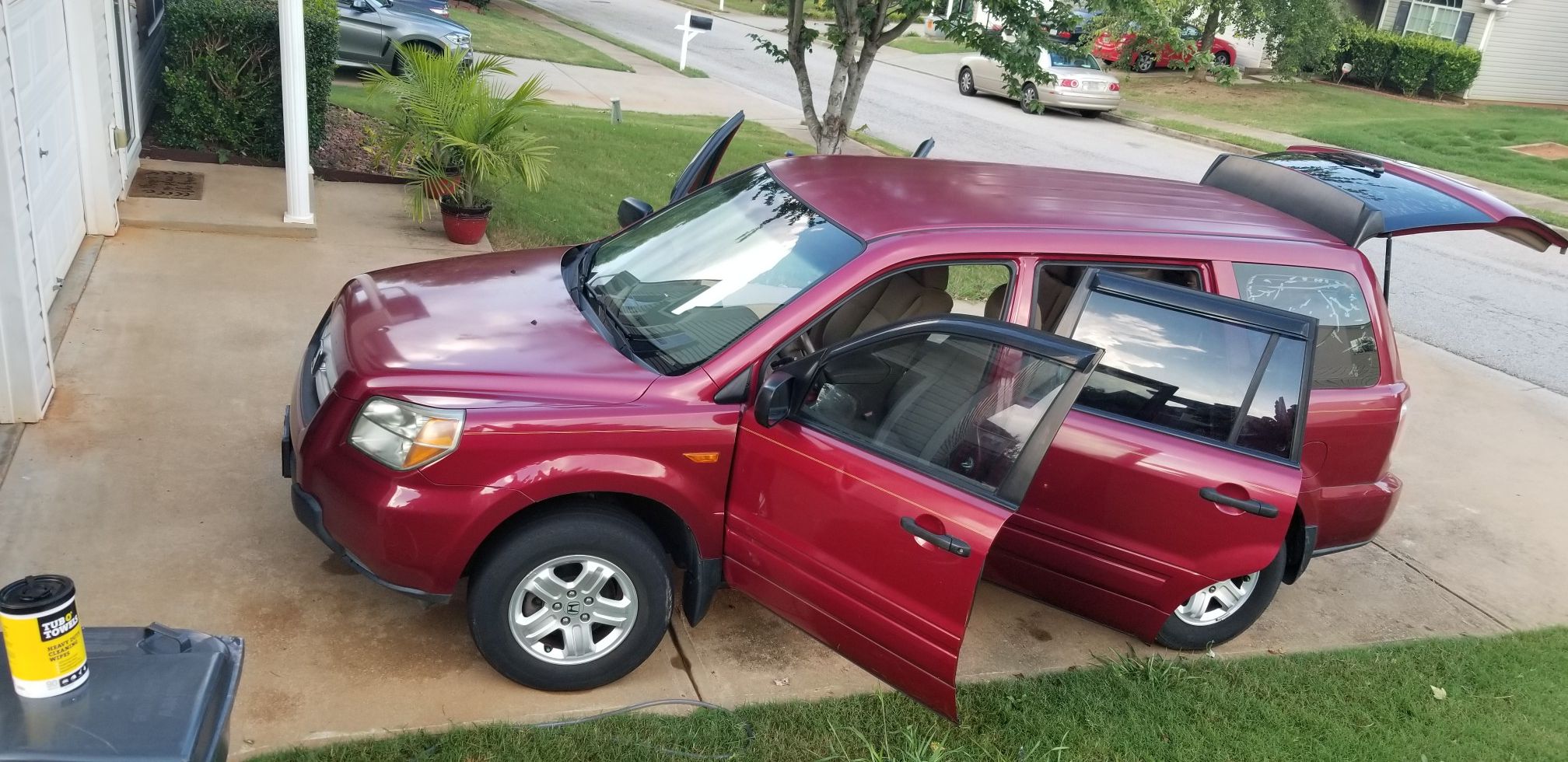 Honda pilot 2006 lx ..clean title ..mileage 155600