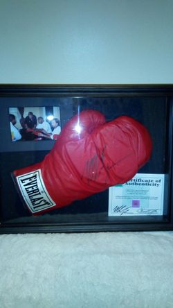 Authentic hand sighed Mike Tyson everlast boxing glove with certificate of authenticity and picture of signing