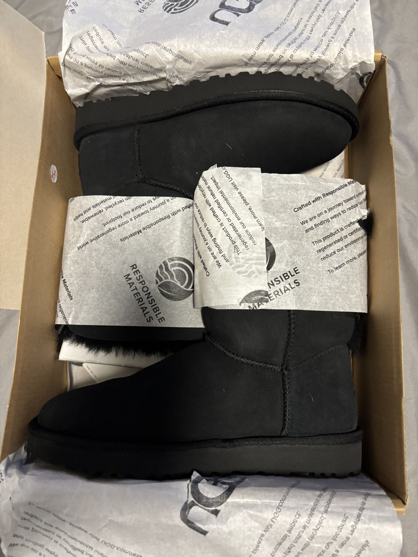 UGG Bailey Bow II ( Brand New Never Worn )