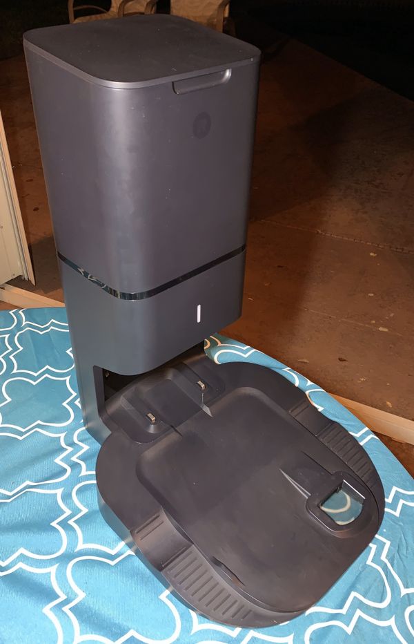 Like new iRobot Clean Base Automatic Dirt Disposal Tower for Roomba i