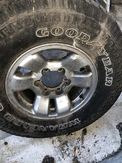 Toyota Tacoma 2003-2005 Goodyear rim and tire 31 x 10.5