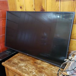LG TV 43 INCHES  LIKE NEW . NO CONTROL.  80.00 With The Wall Bracket If You Need It 