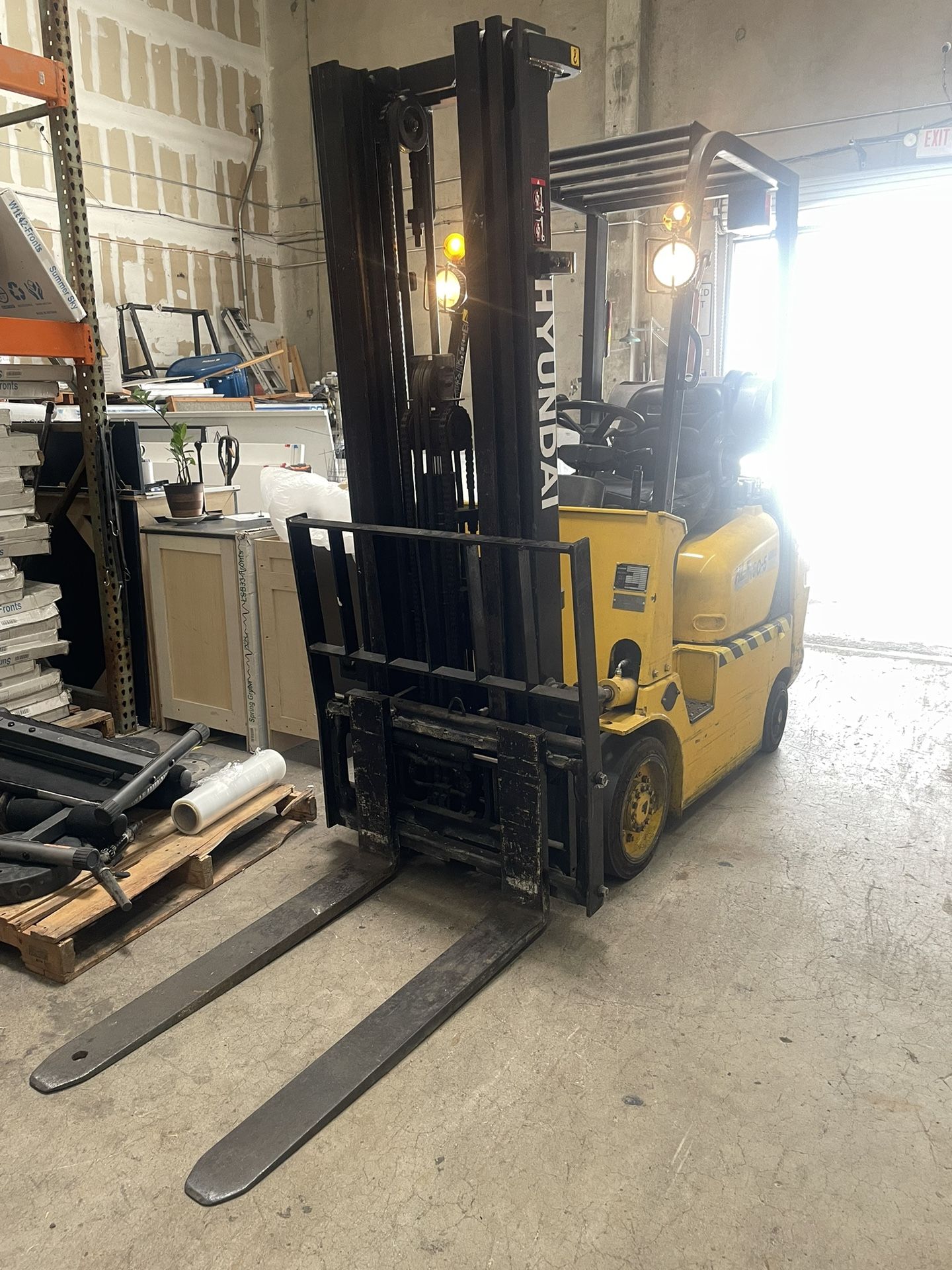 Forklift Hyundai 2650 Lb - 3 Stage