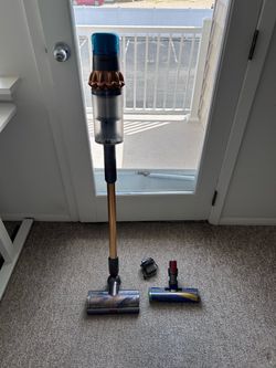 Dyson V15 Detect Cordless Stick Vacuum with Attachments