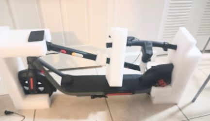 Electric Scooter, 10" Pneumatic Tires, Max 25/25 Mile Range, 25 MPH

