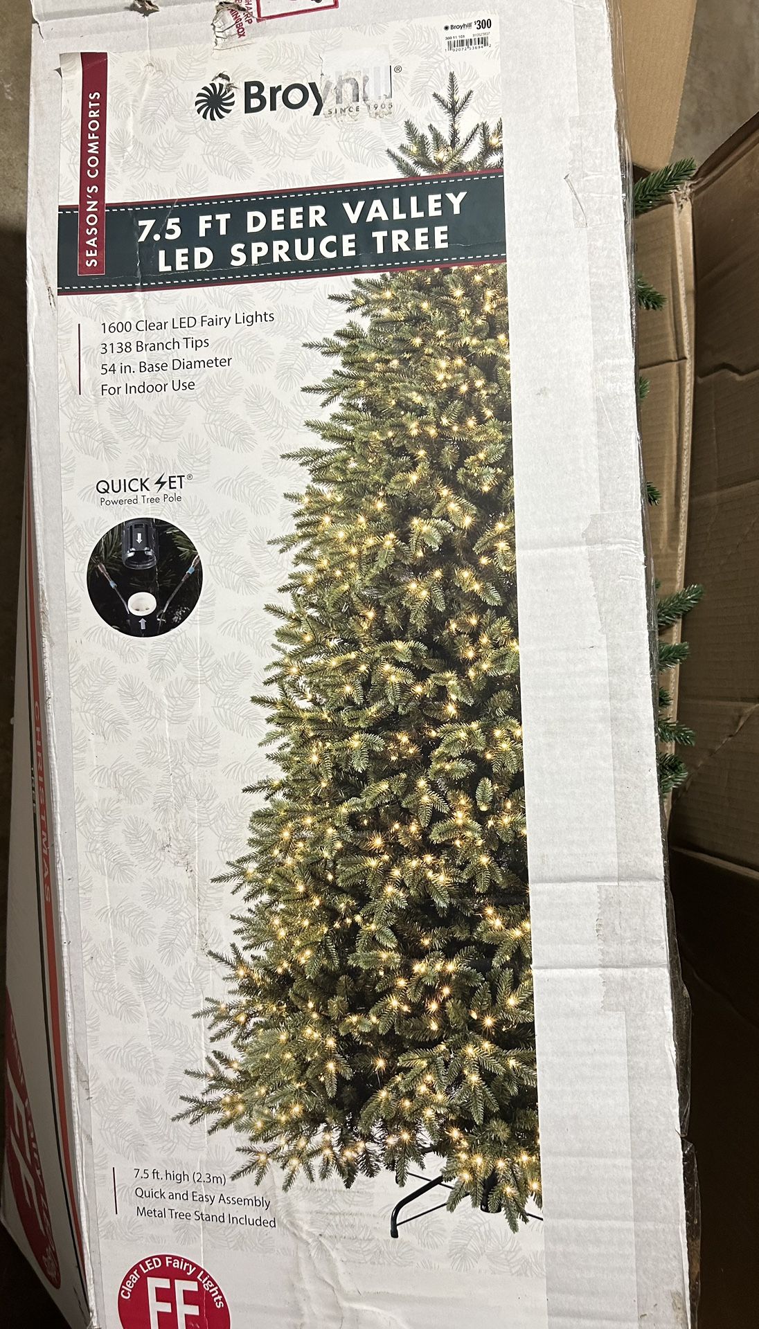Christmas Tree With 1600 LED Lights 7’6” Paid $300 And Only Used One Season!!!