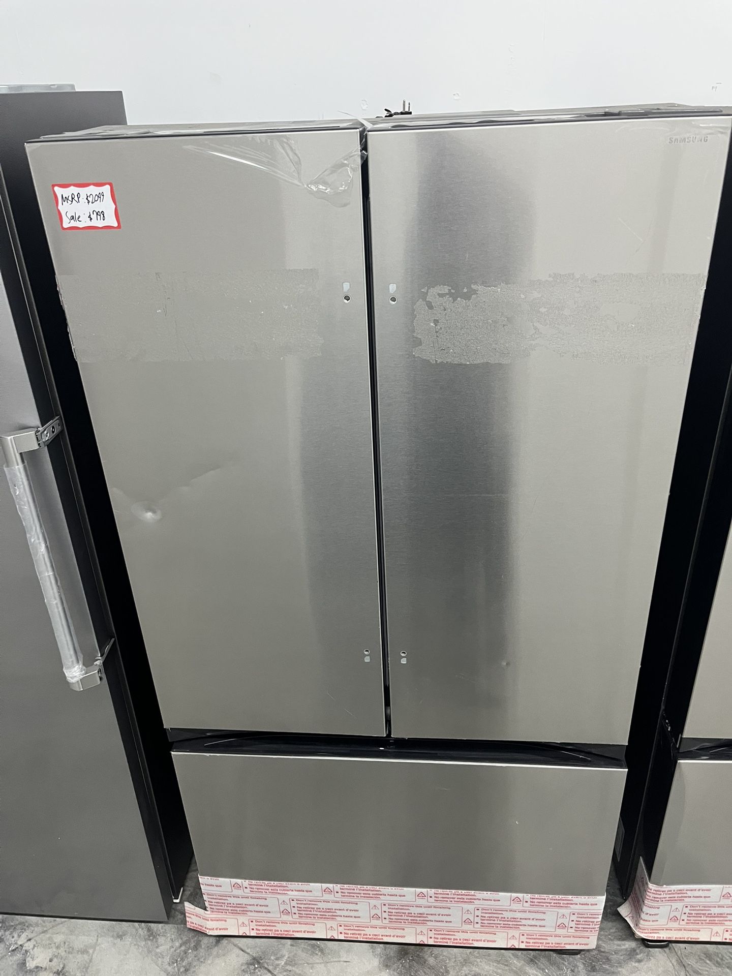 Brand new mega capacity Samsung Scretch/Dent Refrigerator (no water-maker) icemaker below