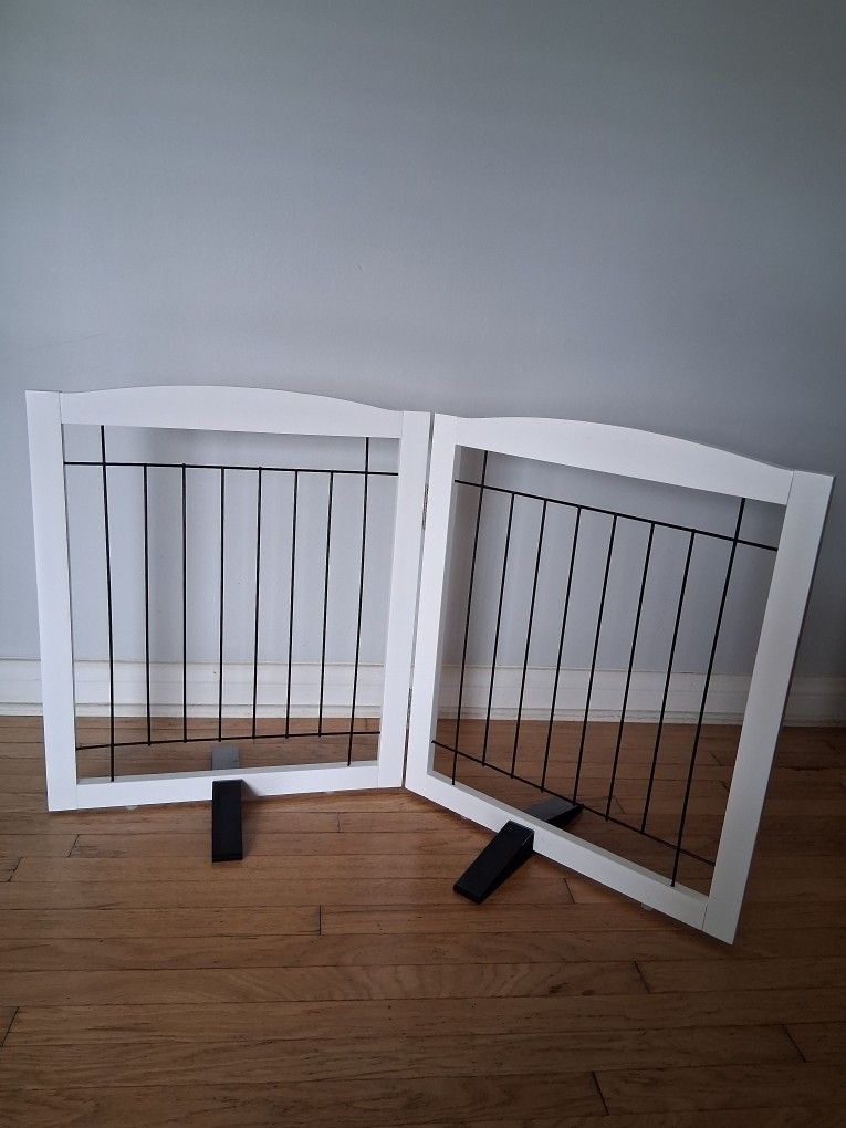 PET GATE 2 PANEL FREESTANDING 40"W X 24"H. ( READ DESRIPTION)
