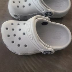 LIKE NEW TODDLER CROCS SIZE 5