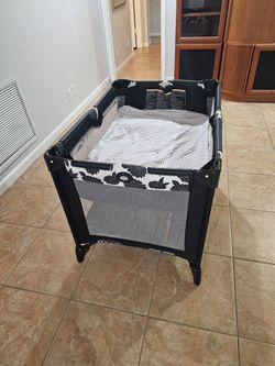Portable crib with bassinet
