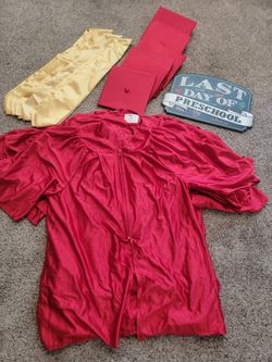 Preschool Graduation Gowns And Sign