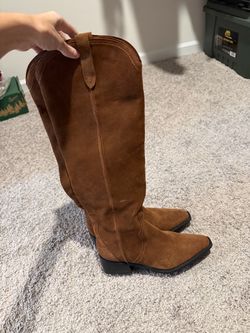 Steve Madden Suede Boots Like New  size 9