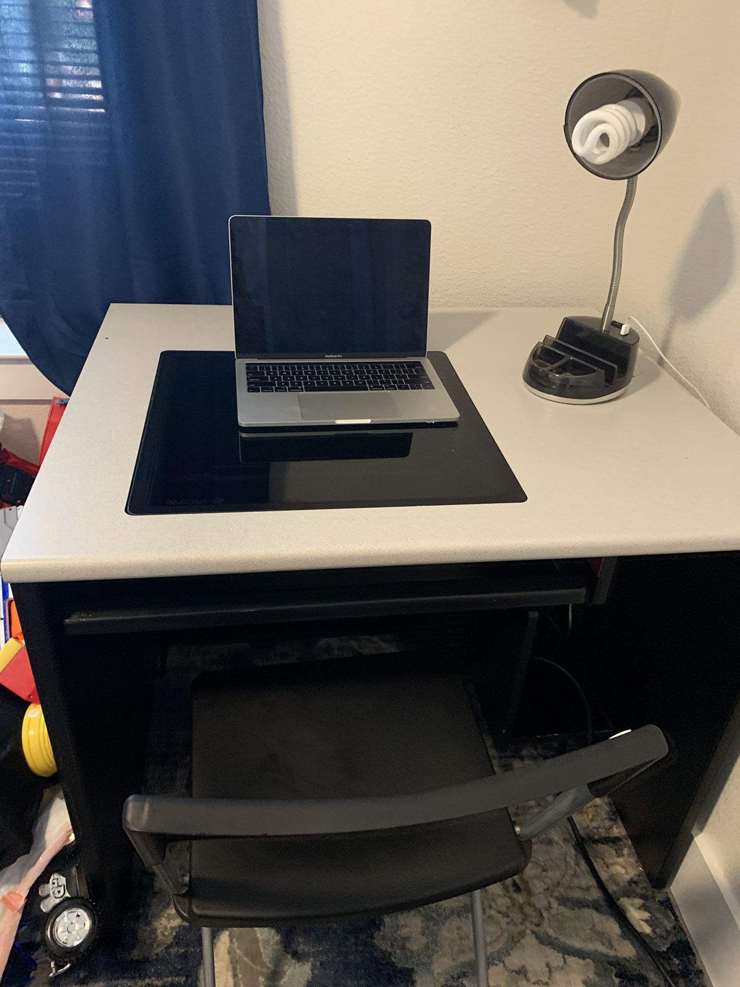 Avon Heavy duty working and computer/ laptop desk, in prefect condition