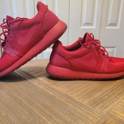 Nike Roshe One Hyperfuse University Red
Men's Size 10.5  Shoes Sneakers