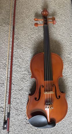 Beautiful Antonius violin perfect condition. 4/4 size. Comes with bow and case and rosin.