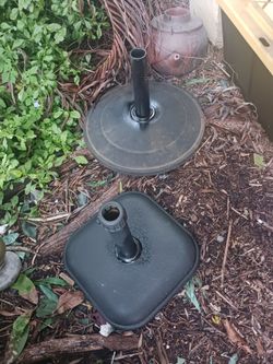 2 REGULAR SZ HEFTY DUTY UMBRELLA STANDS 10 EACH LOOK https://offerup.com/redirect/?o=TVkuUE9TVA== ALOT ITEMS