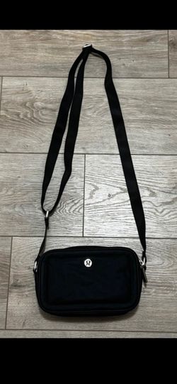 Lululemon 2L Camera Crossbody