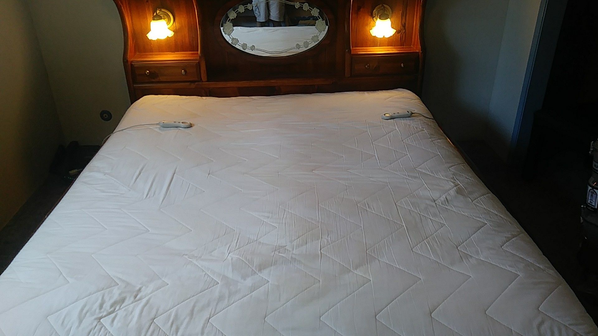 Cal king waterbed with select comfort matress
