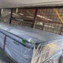 FULL SIZE SEALY POSTUREPEDIC PLUS PILLOW TOP MATTRESS & BOX SPRING BED SET