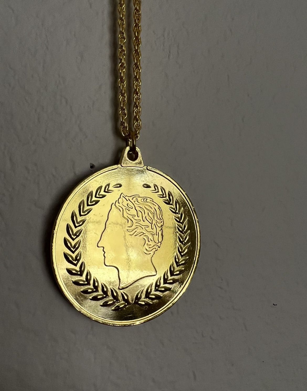 Caesars Palace Casino - New Medallion pendant coin necklace 24” gold tone chain Etruscan Roman style