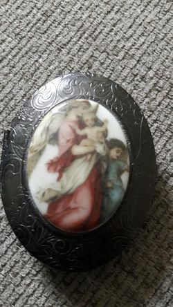 Cameo trinket/ pill box metal sweet romance USA